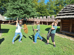 Studenti 1.A a kvinty se vrátili do slovanské minulosti v archeoparku Chotěbuz - Podobora