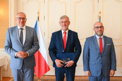 Gymnázium Josefa Božka má důvod k hrdosti – Mgr. Václav Labaj převzal medaili od ministra školství