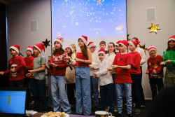 Vystoupení, perníčky i koledy: Božkovy Vánoce rozzářily školu