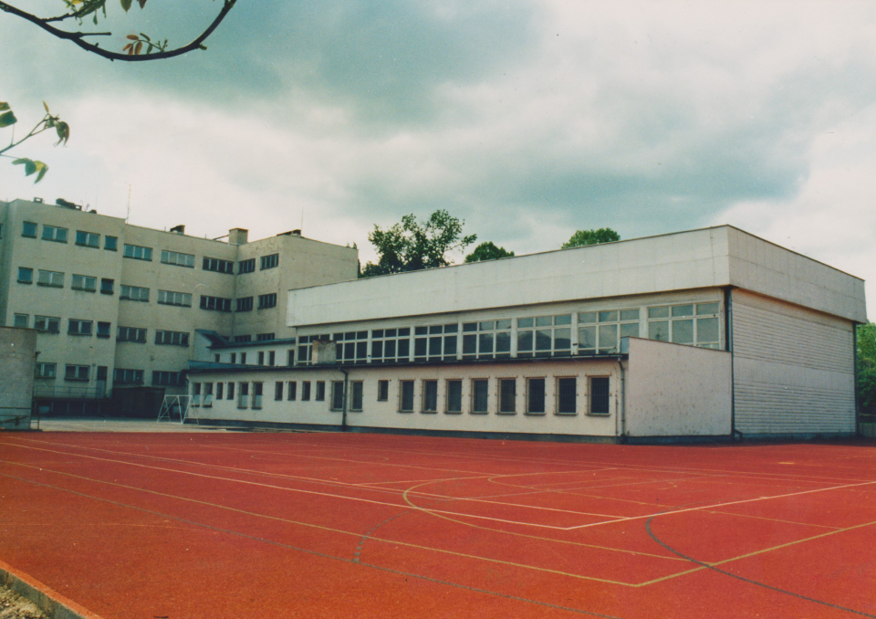 Pohled na novou sportovní halu, dokončenou v roce 1990. Snímek z roku 1994