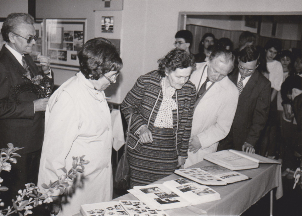 Z výstavy v aule školy u příležitosti 70. výročí založení školy – květen 1991