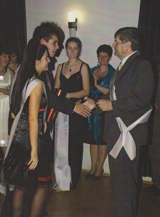 PaedDr. Miroslav Krzemień se svými studenty – Maturitní ples 2008