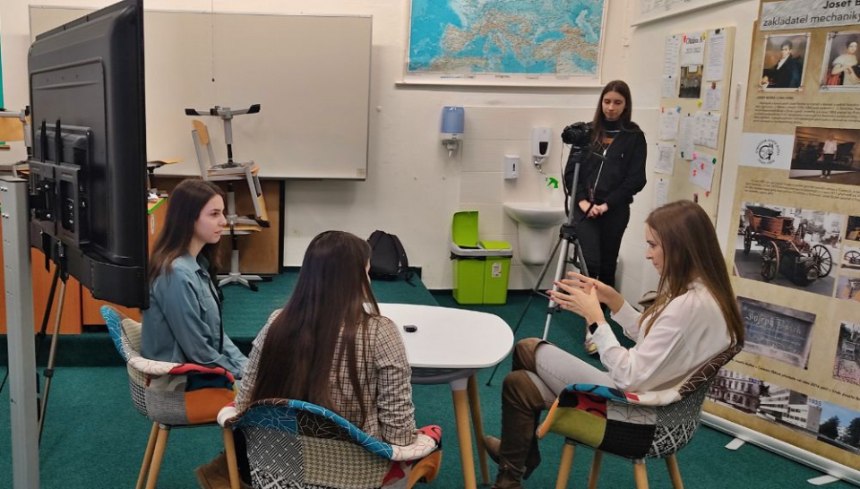Studenti natáčejí rozhovory s absolventy našeho gymnázia