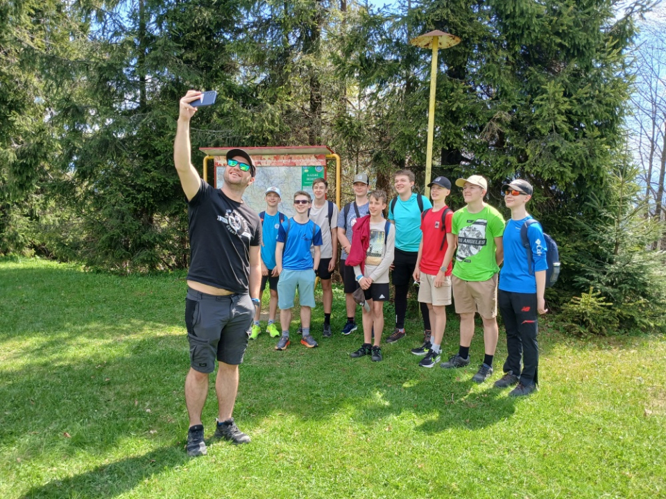 Slunce, pohoda a setkání generací – 43. ročník výstupu na Velký Polom přilákal přes sedmdesát účastníkům