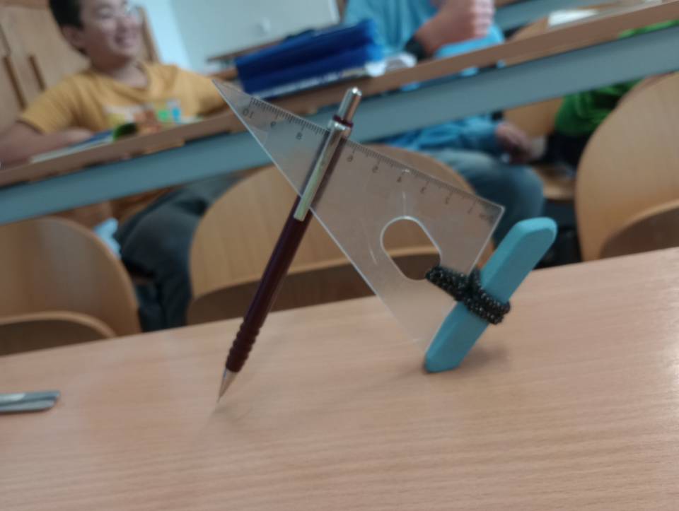 PROJEKTOVÁ VÝUKA VE FYZICE: „HRÁTKY S TĚŽIŠTĚM TĚLESA“