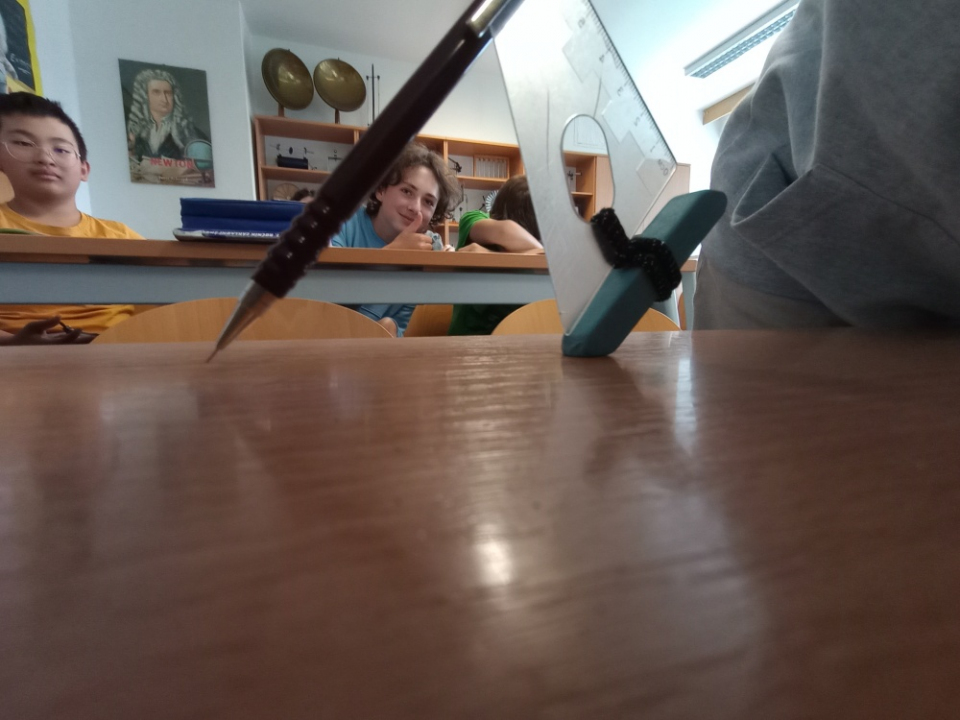 PROJEKTOVÁ VÝUKA VE FYZICE: „HRÁTKY S TĚŽIŠTĚM TĚLESA“