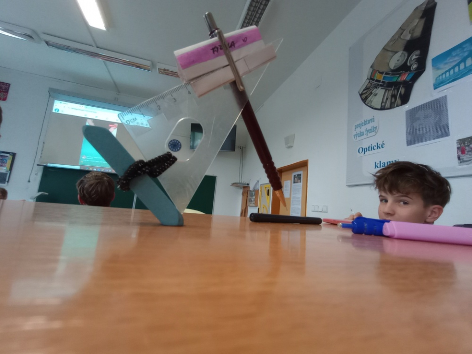 PROJEKTOVÁ VÝUKA VE FYZICE: „HRÁTKY S TĚŽIŠTĚM TĚLESA“