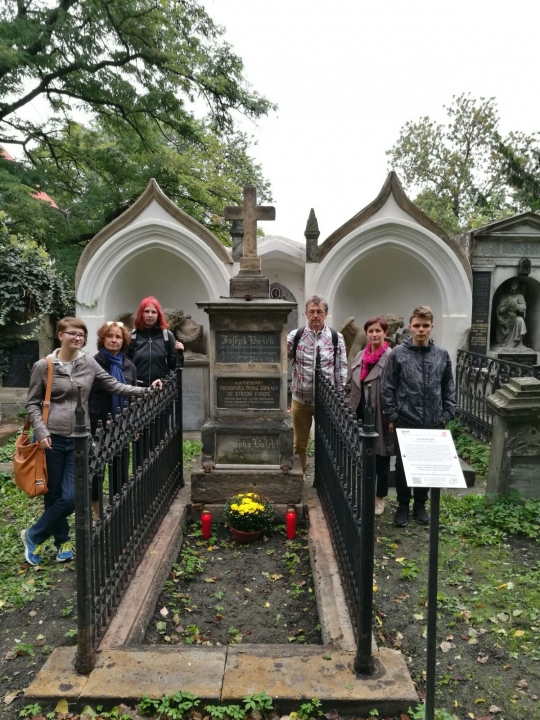 Studenti a profesoři u hrobu Josefa Božka v Praze