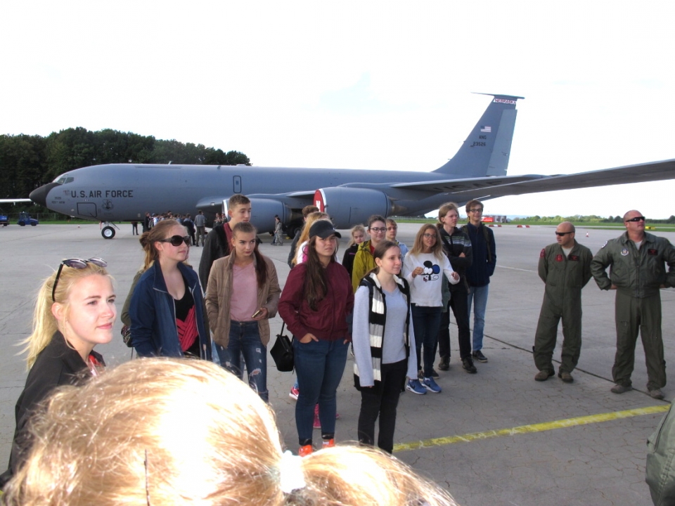 Beseda s americkými piloty a exkurze k letadlům v rámci Dnů NATO