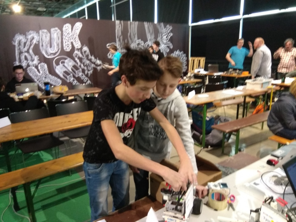 Mimořádný úspěch našich studentů na Robotiádě 2019