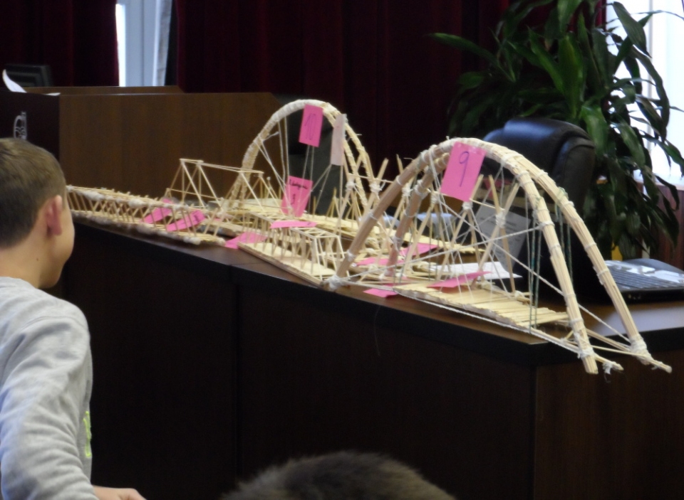 Konstruktéři mostů na našem gymnáziu.